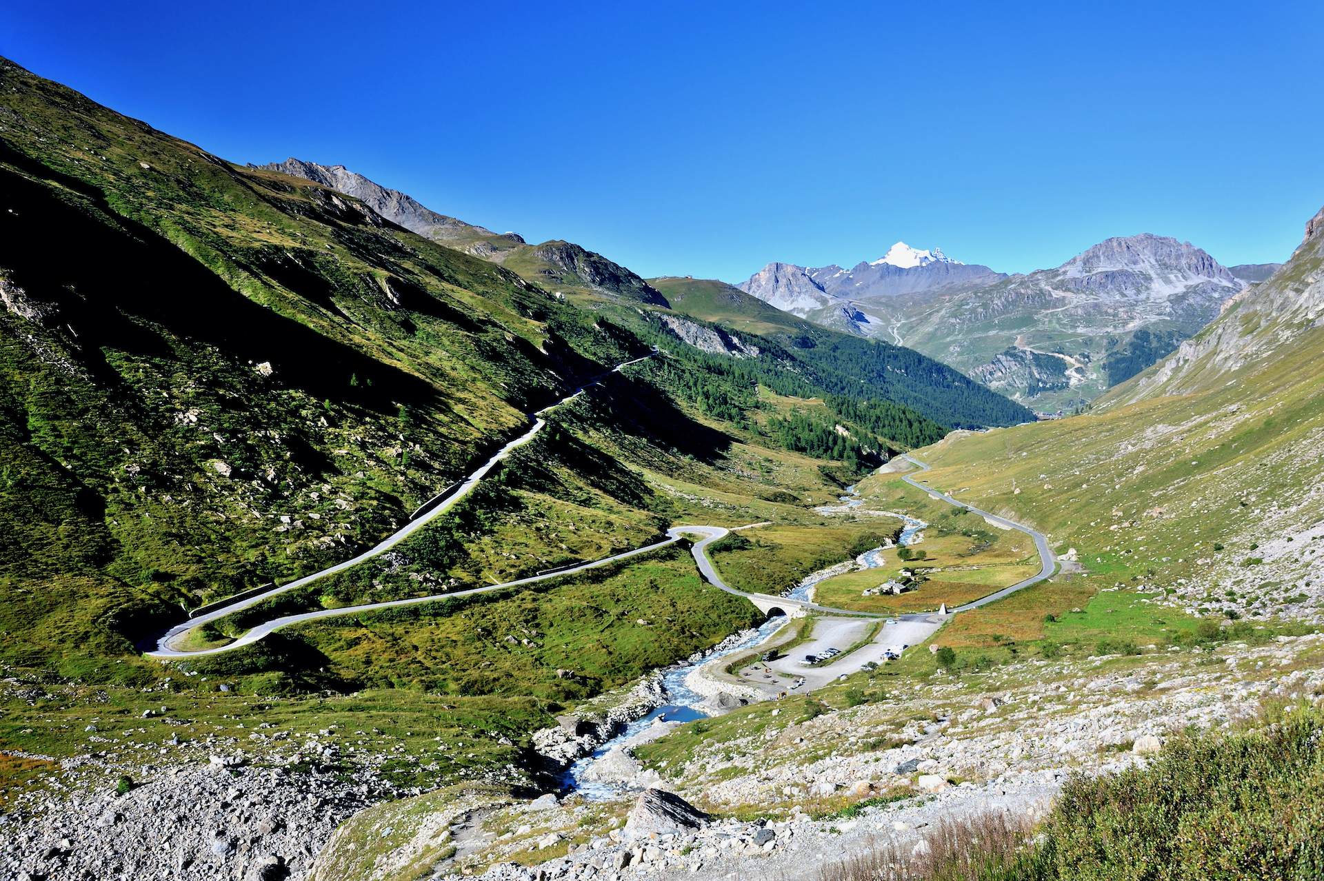 Le Pont Saint-Charles au pied des premiers lacets du col de l'Iseran